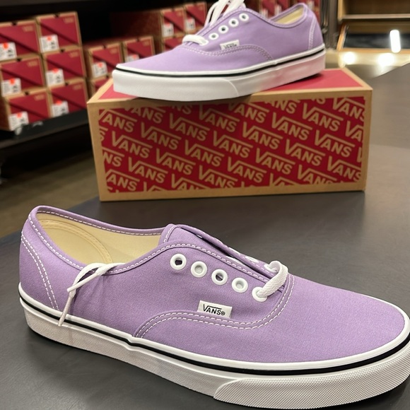 • Vans WMNS Authentic Chalk Violet/True White
VN0A5HZS9GD
Sneakers - Picture 12 of 16